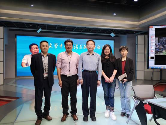 一群人站在室内合影 描述已自动生成