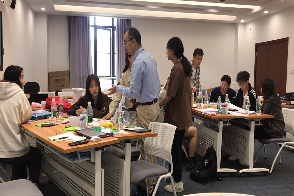 0601张显老师授课(与小组模拟实践交流辅导).jpg 0601张显老师授课(与小组模拟实践交流辅导).jpg