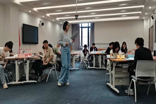 0519易灿老师授课.jpg 0519易灿老师授课.jpg