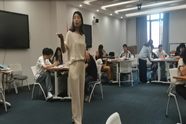 0526徐显国老师授课.jpg 0526徐显国老师授课.jpg