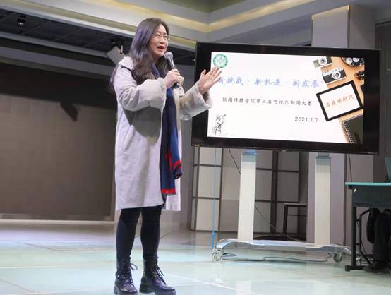 图片包含 女人, 站, 年轻, 女孩
描述已自动生成