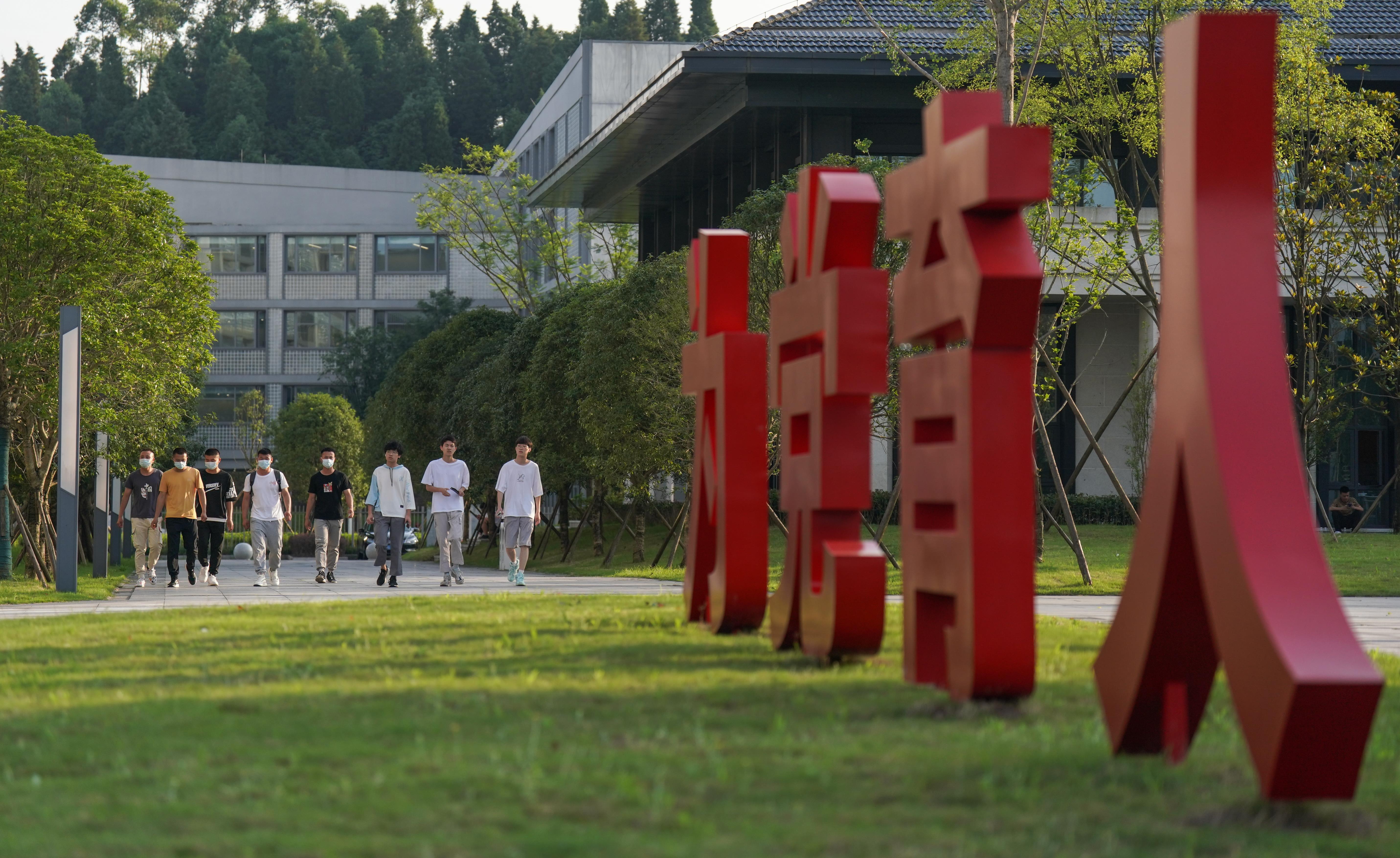 △宜宾学院,绿草茵茵。(总台国广记者李晋拍摄)