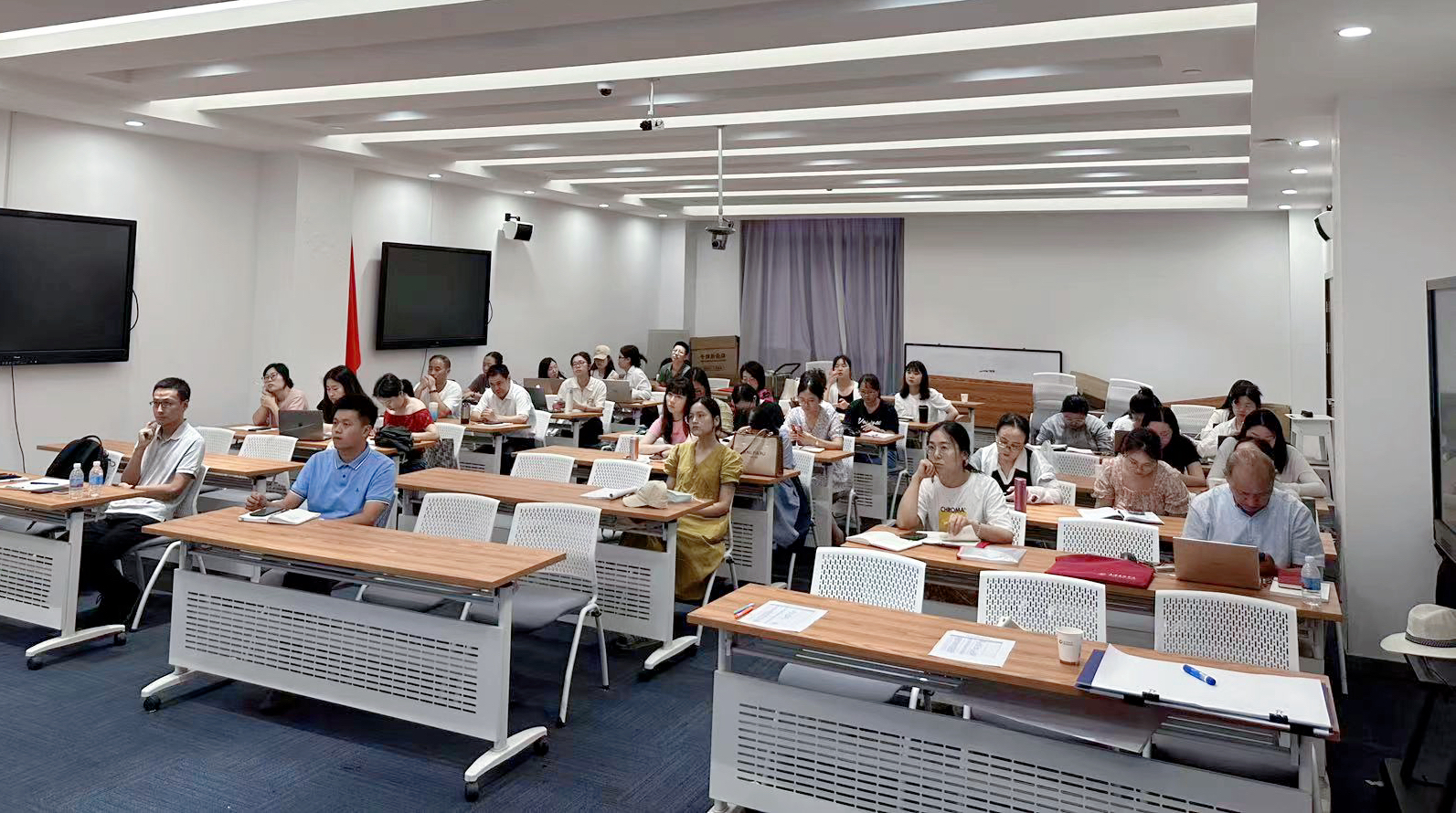 观众.jpg 观众.jpg