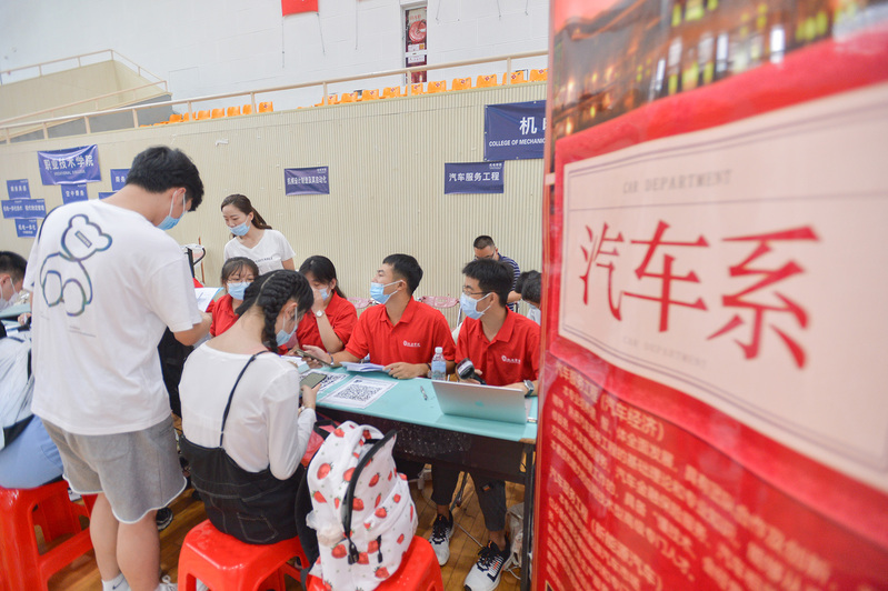 上海建桥学院迎来2021级新生