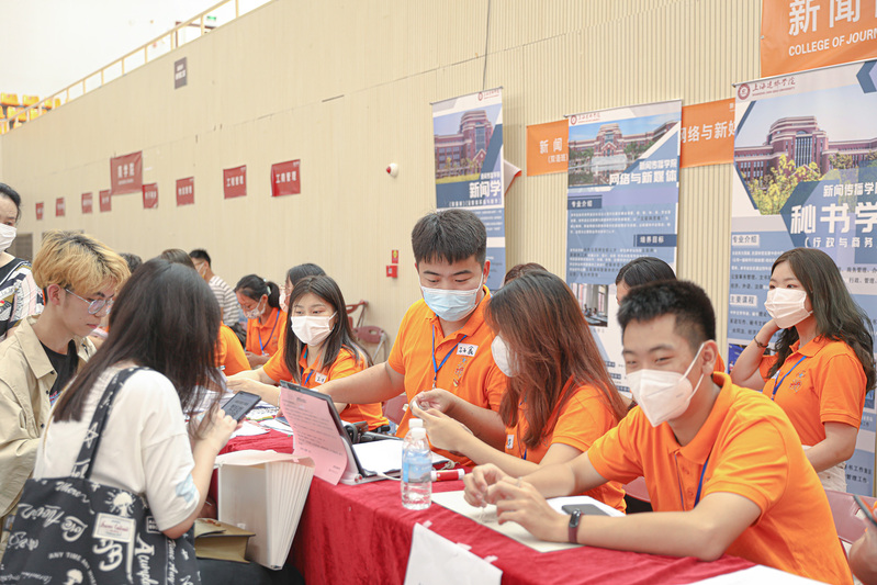 上海建桥学院迎来2021级新生